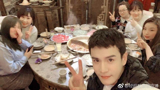 送全套化妆品，写C语言互动……这届明星的宠粉手段也太高了吧