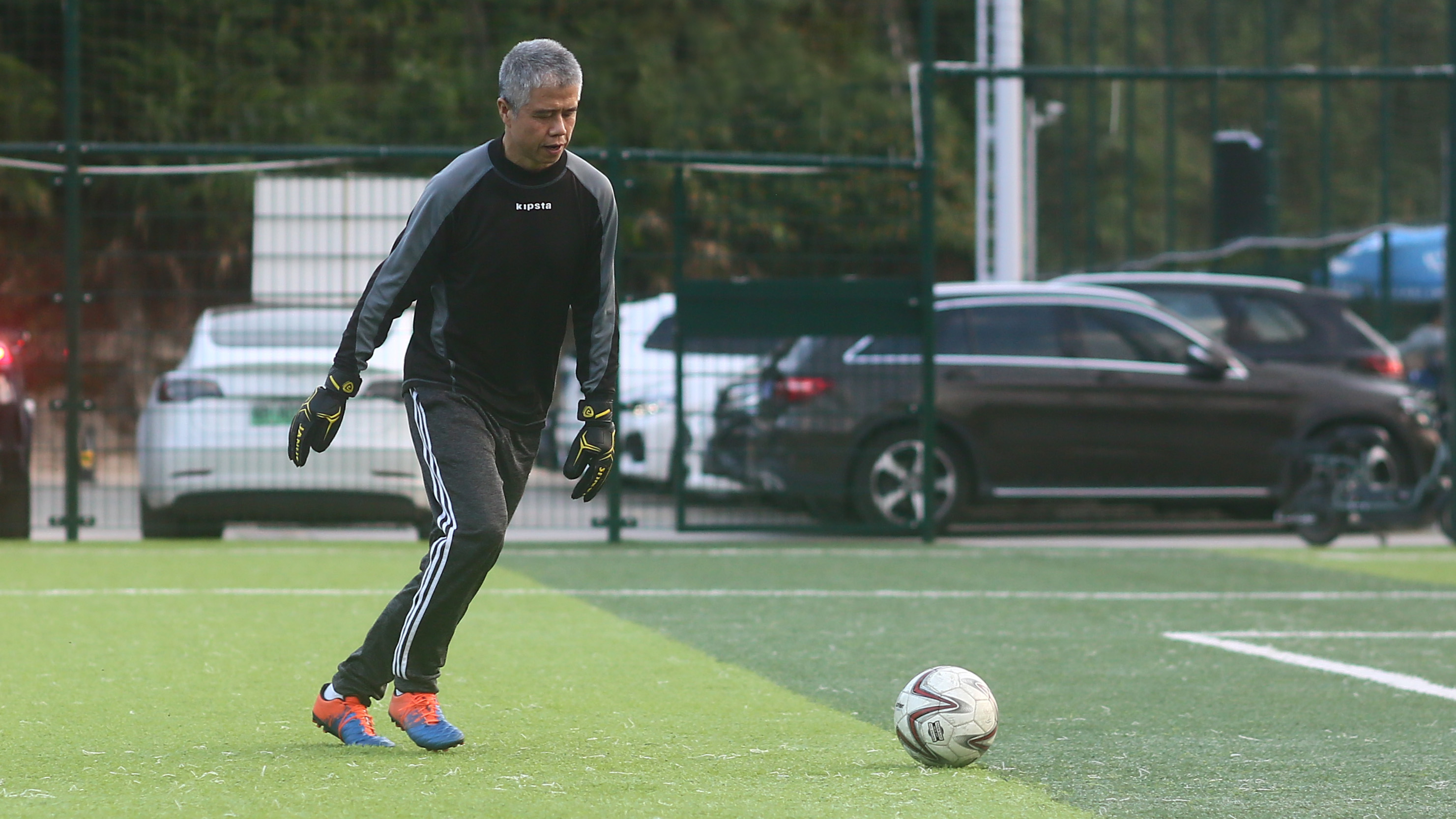 草根足球激烈对抗,深圳草根足球联赛
