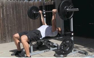 五个动作打造饱满胸肌,男平胸如何用弹力带快速练出胸肌