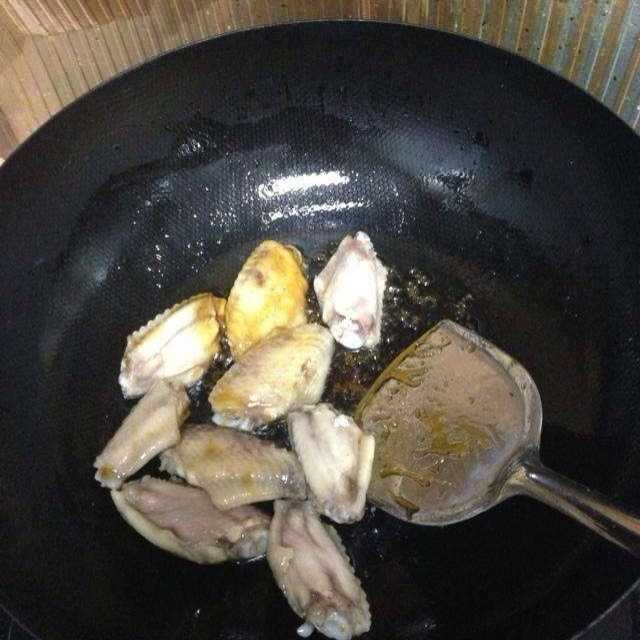 香辣红烧鸡翅,红烧鸡翅怎么做又嫩又好吃