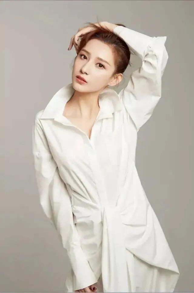 马凡舒首次主持天下足球,央视足球主持马凡舒