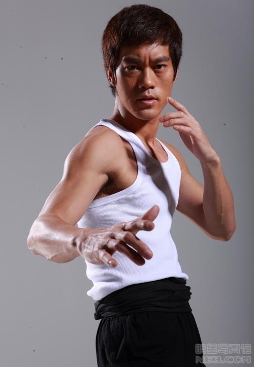 陈国坤少林足球模仿李小龙,李小龙扮演者陈国坤先生视频