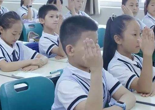 孩子课堂上不愿举手发言怎么引导,孩子上课不敢举手发言怎么办