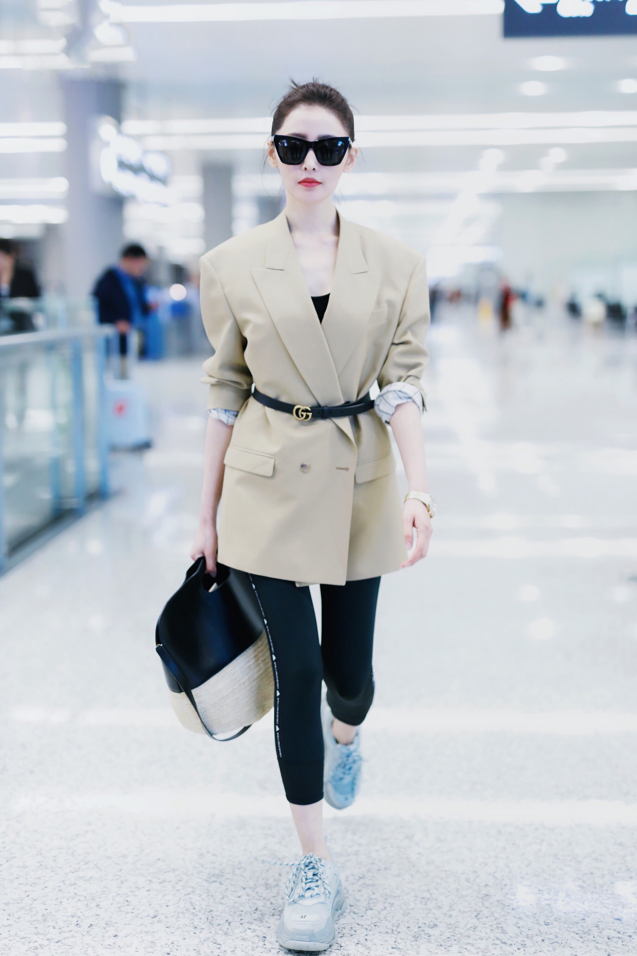 baby穿阔版西装秀蛮腰,baby黑西装造型气场全开