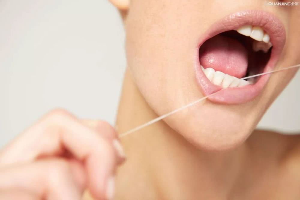 为什么牙缝里掏出来的东西很臭？4个窍门还你清新口气
