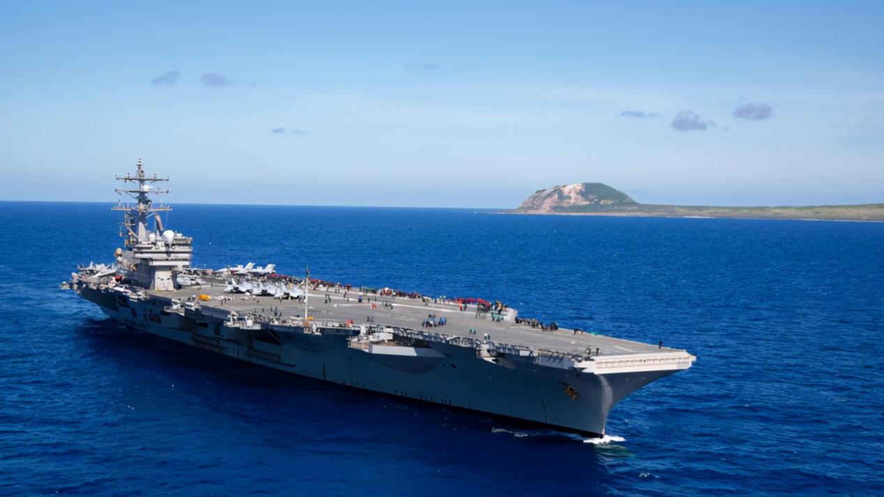英美三大航母硬闯南海，解放军出动几十架战机：做好模拟攻击准备