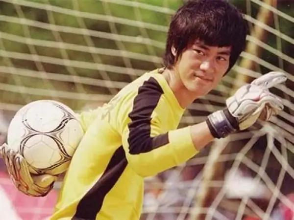 与周星驰签约8年只演2部戏,周星驰被签约