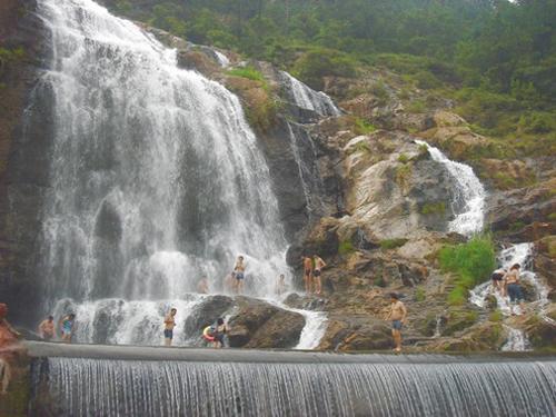 广州游山玩水：芙蓉山层峦叠翠，瀑布飞流直下。自然风光优美怡人
