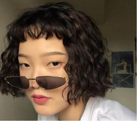 没见过世面的女生表现,面老女生适合什么发型