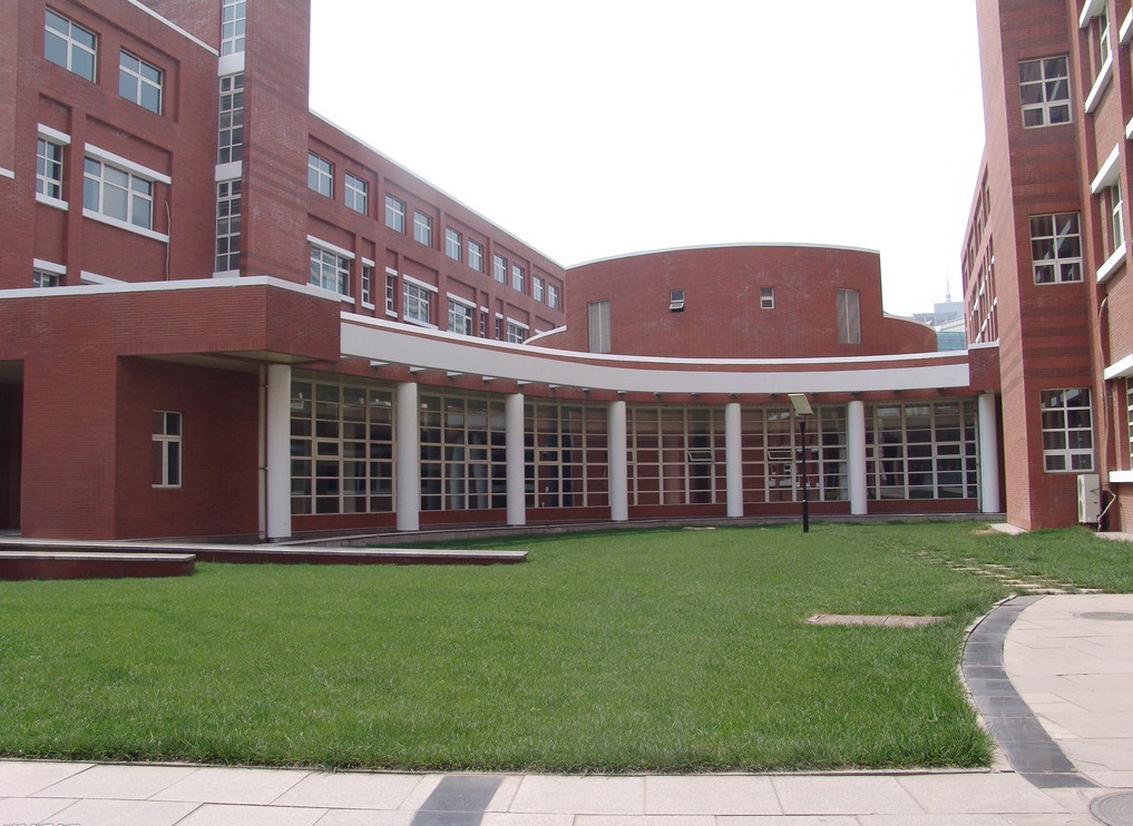 送她红围脖的男孩子，是个贼