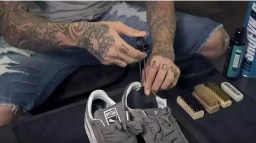 如何清洗一双麂皮鞋底子,麂皮的鞋子弄上油了怎么清洗