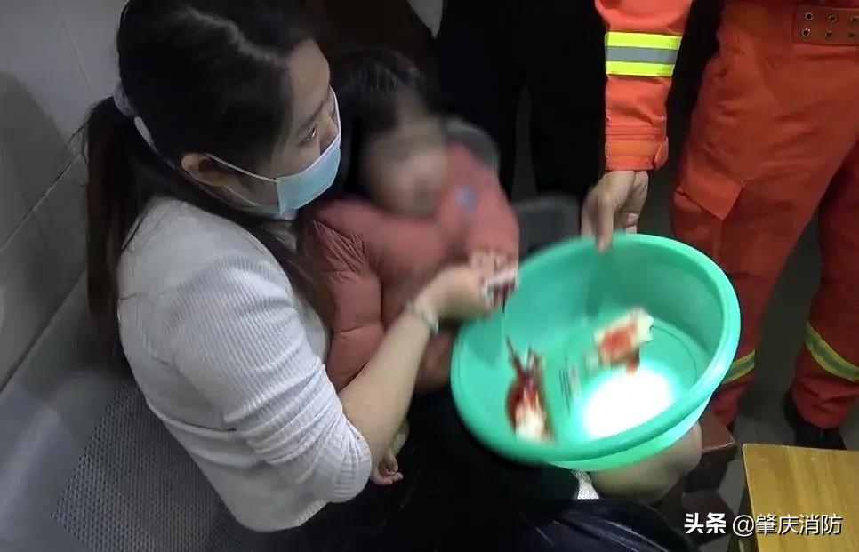 小朋友手指被夹流血,漯河1岁女童手指被夹断