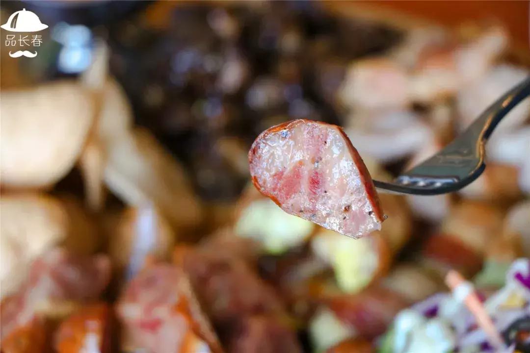 这家餐厅居然用外国大帅哥来吸引顾客