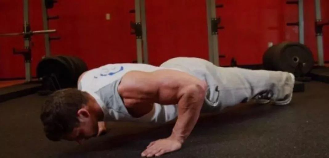 c罗大秀手臂肌肉惊呆众人,c罗最新肌肉照