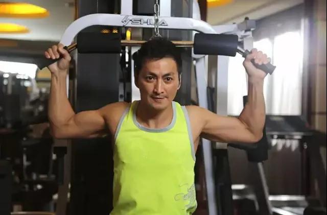 何家劲62岁帅气视频,年轻时的何家劲到底有多帅