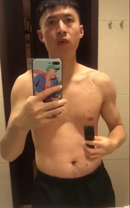 国乒世界冠军给自己理发!碎发洒满肩膀亮点太多,身材遭调侃