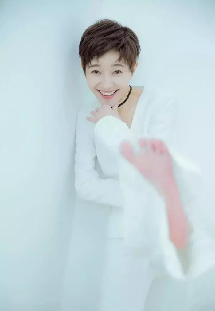 碎发特别多扎不住怎么打理,额前碎发太多怎么扎头发