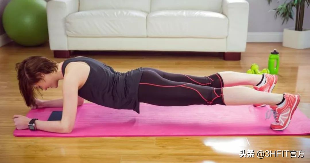 马甲线平板支撑卷腹,练马甲线的卷腹动作教练带学员