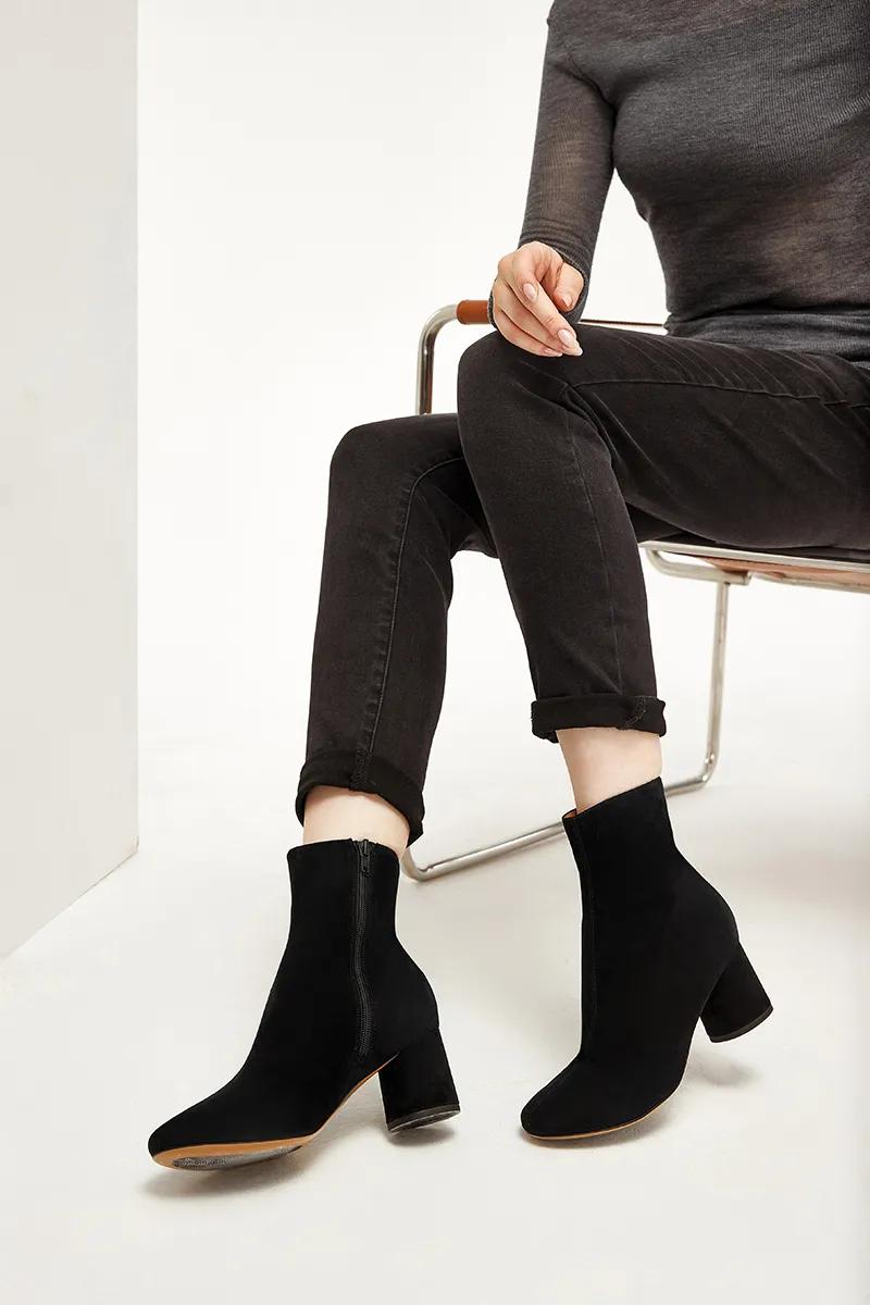 时髦大气的短靴整个look气场提升,牛仔裤短靴入冬正流行好看又高级