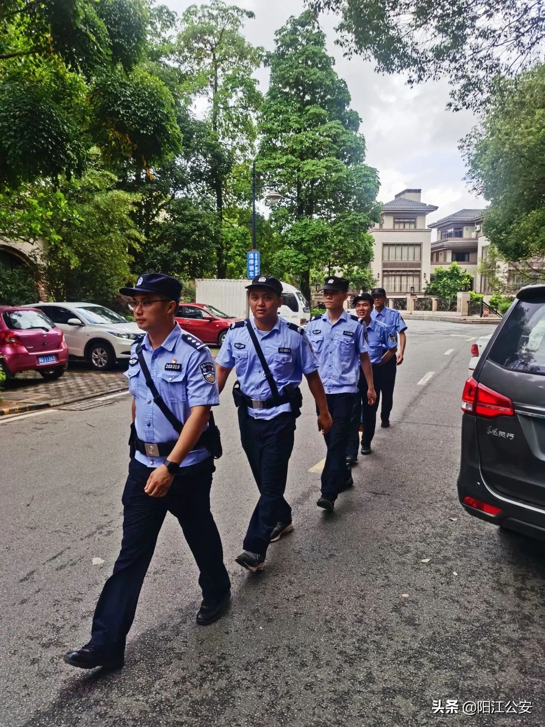 警民共筑连心桥携手保平安,社区警务室与社区共同开展工作