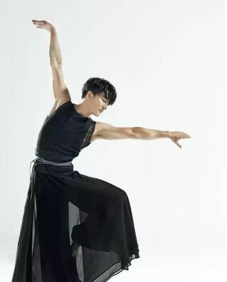 “不靠傍大姐”，36岁的黄轩，打了多少男明星的脸？