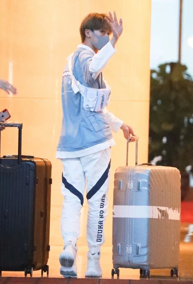 何洛洛彩色泡沫,何洛洛穿的什么鞋