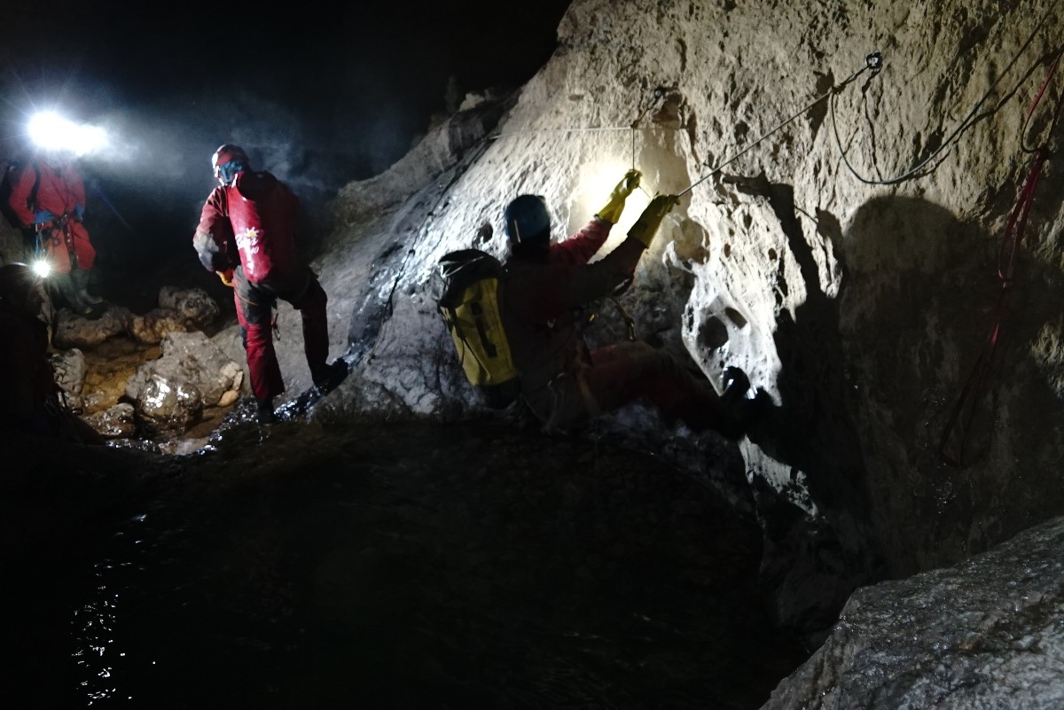 惊世奇观丨汉中68万岁天坑揭秘，地下河、剑齿象化石...