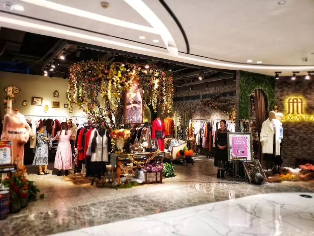 这家新开的服装店，要把法国时尚女装FEXATA斐格思带给你……