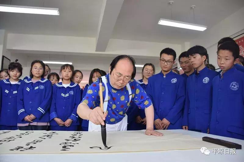 送书法进校园文化馆著名书法家林中阳来平交流