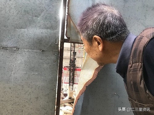 一墙之隔在建楼，常往下落“石头”，西安百花园小区业主质疑为啥不建防护通道？