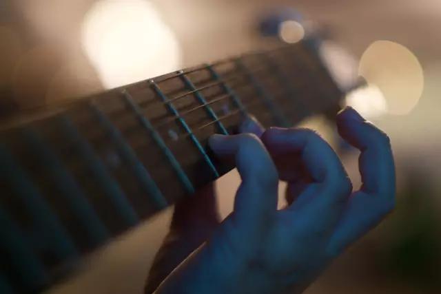 如何学习吉他速度快，正确练习吉他方法又是什么？