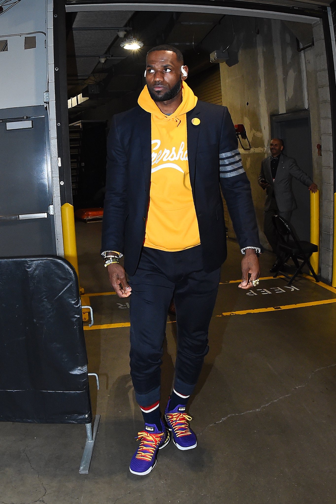 罗志祥女友坐在詹姆斯身旁让人羡慕，老詹公开招募自由球员加盟