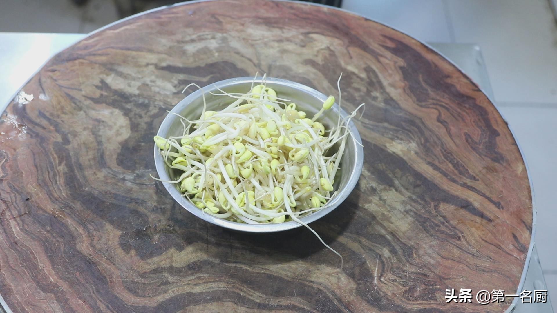 生面条直接放菜上蒸面条家常做法,生面条的炒法视频大全