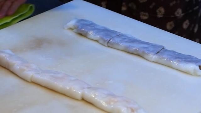 28岁小伙开店卖肠粉,摆摊卖肠粉一天300个月赚多少钱