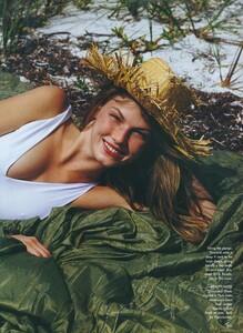 全球最撩超模！一双狐狸媚眼迷倒众生，爆红后却在乡下养鸡？