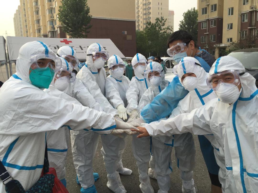 向抗疫一线人员致敬感人视频,向坚守在抗疫一线的物业人致敬