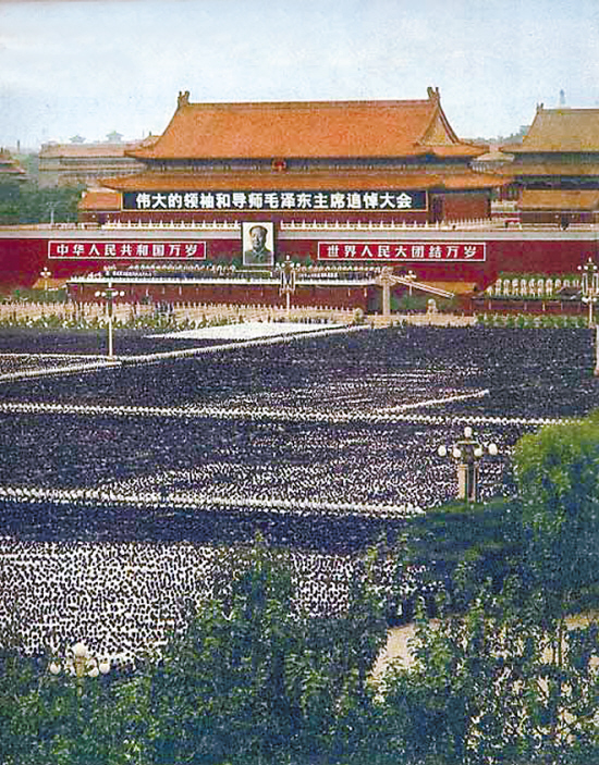 1976年毛主席追悼大会所有人站立默哀,唯独一老妇坐着,她是谁?