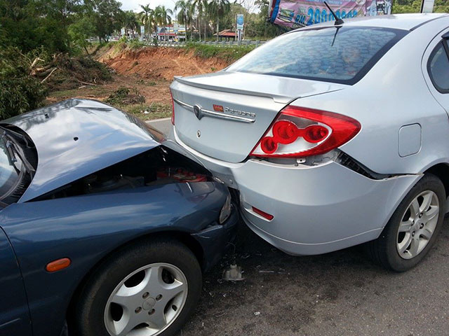 车子停路边不知道什么时候被撞,汽车停路边不知道谁撞了保险赔吗