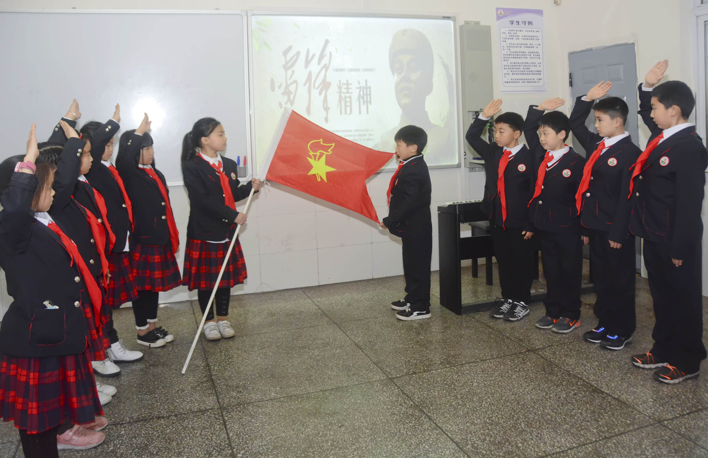 巴州区三小:三月春风暖人心雷锋精神照我行