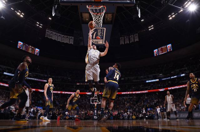 刚加盟湖人队的詹姆斯,刚刚加入球队就拿到冠军