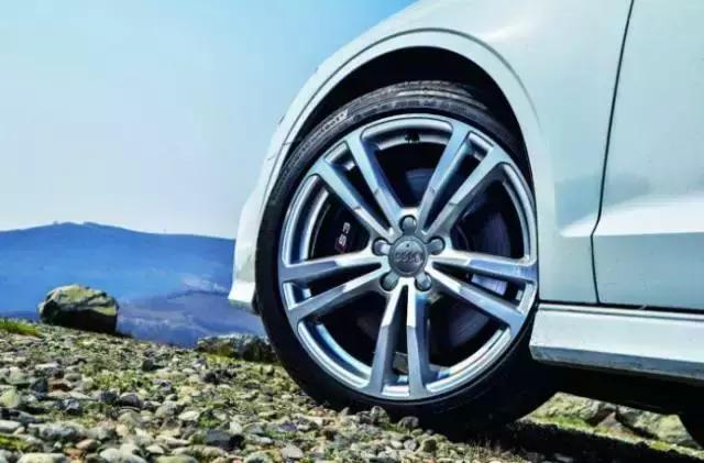 刹车失灵的情况下可以用手刹吗,刹车失灵手刹在左脚怎么自救