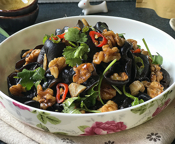 核桃仁炒什么好吃又营养,凉拌木耳花生核桃仁