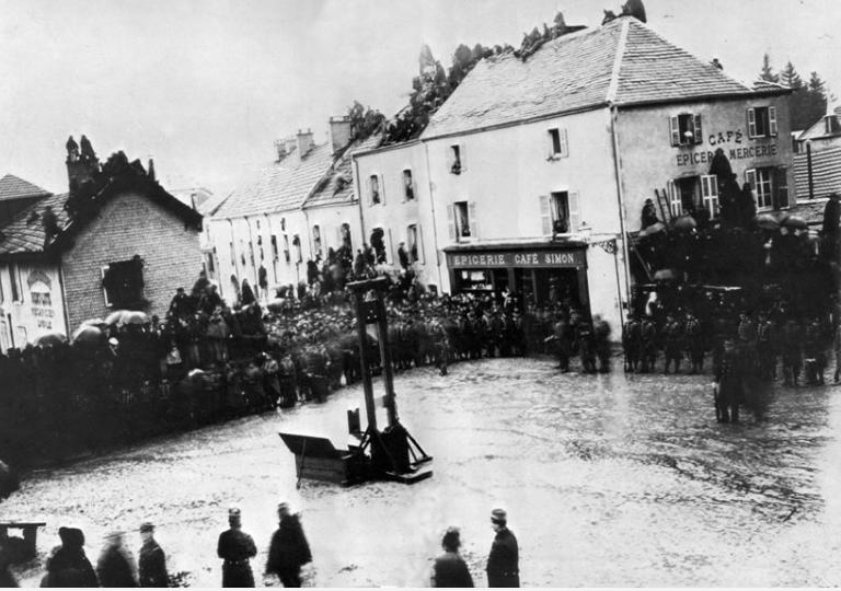 史上最后一次公开执行断头台场面血腥，还发放“纪念品”