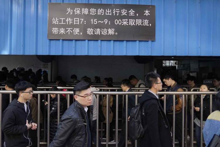 现实版贪吃蛇！地铁3号线殷高西路站早高峰大军为何排进弄堂里？