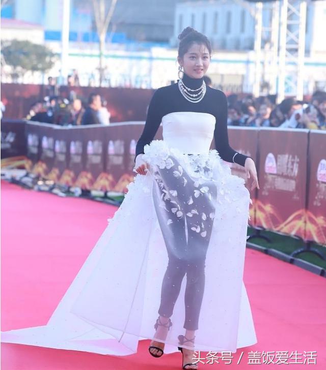 女星穿礼服时如何保暖？景甜杨幂的做法很机智，千万别学关晓彤