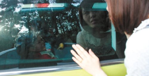 孩子反锁车内会有危险么,小孩被自己锁在车里怎么引导开门