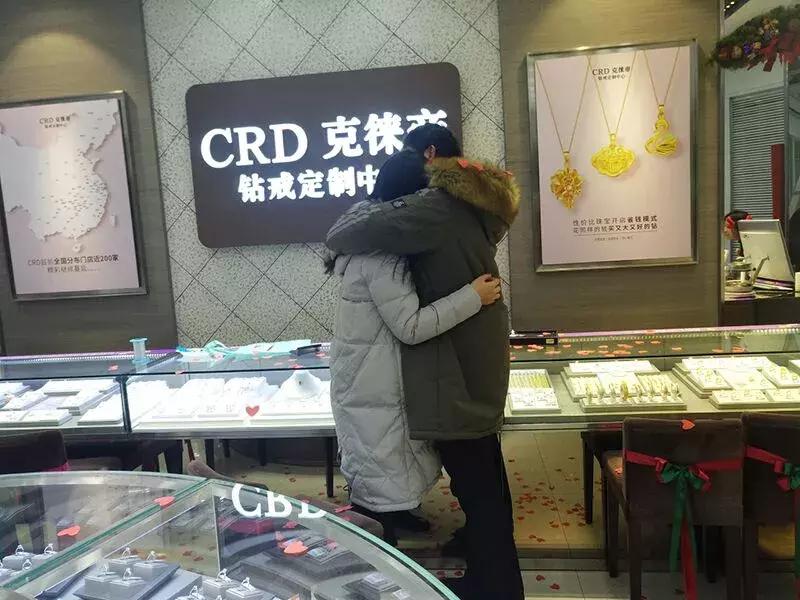 他在众目睽睽之下浪漫的单膝跪地，说“嫁给我！”