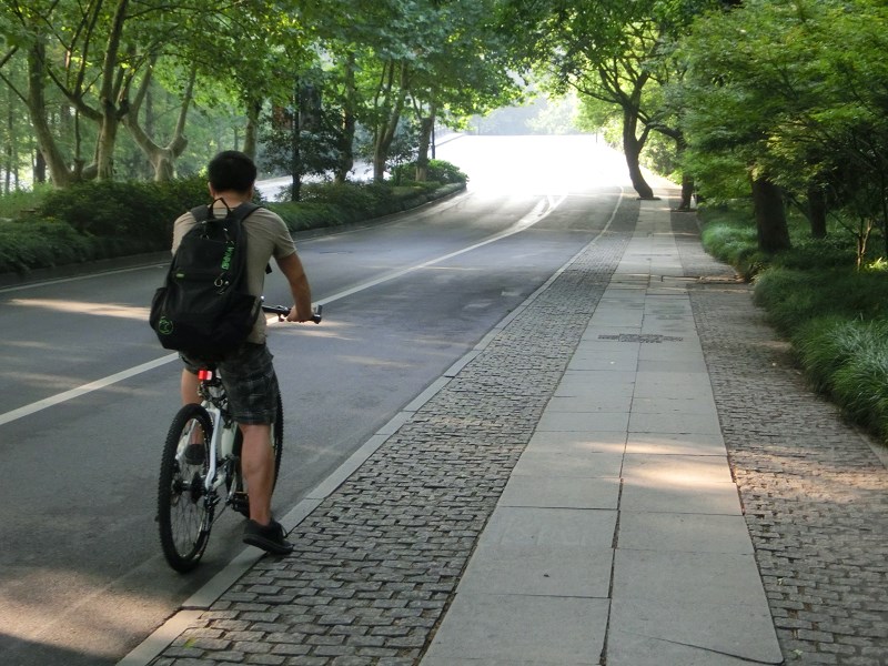 第一辆自行车1000块钱以下合适吗,世界第一辆自行车1790年