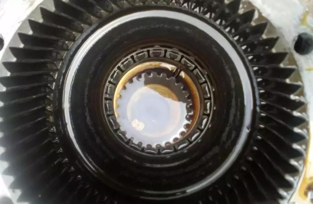 振动锤旋转转盘漏油怎么回事,挖掘机转盘漏油是什么原因