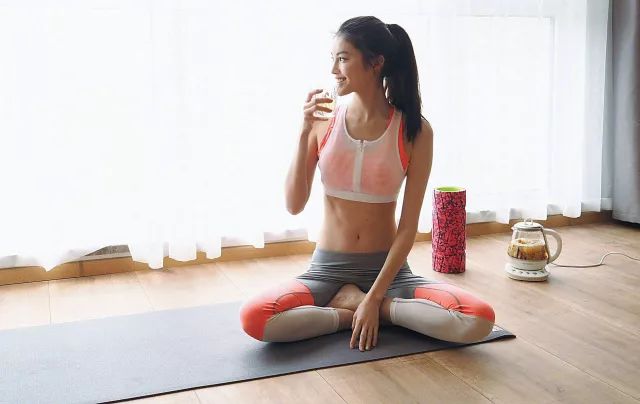 何穗美白美黑对比图,何穗白到底有多美